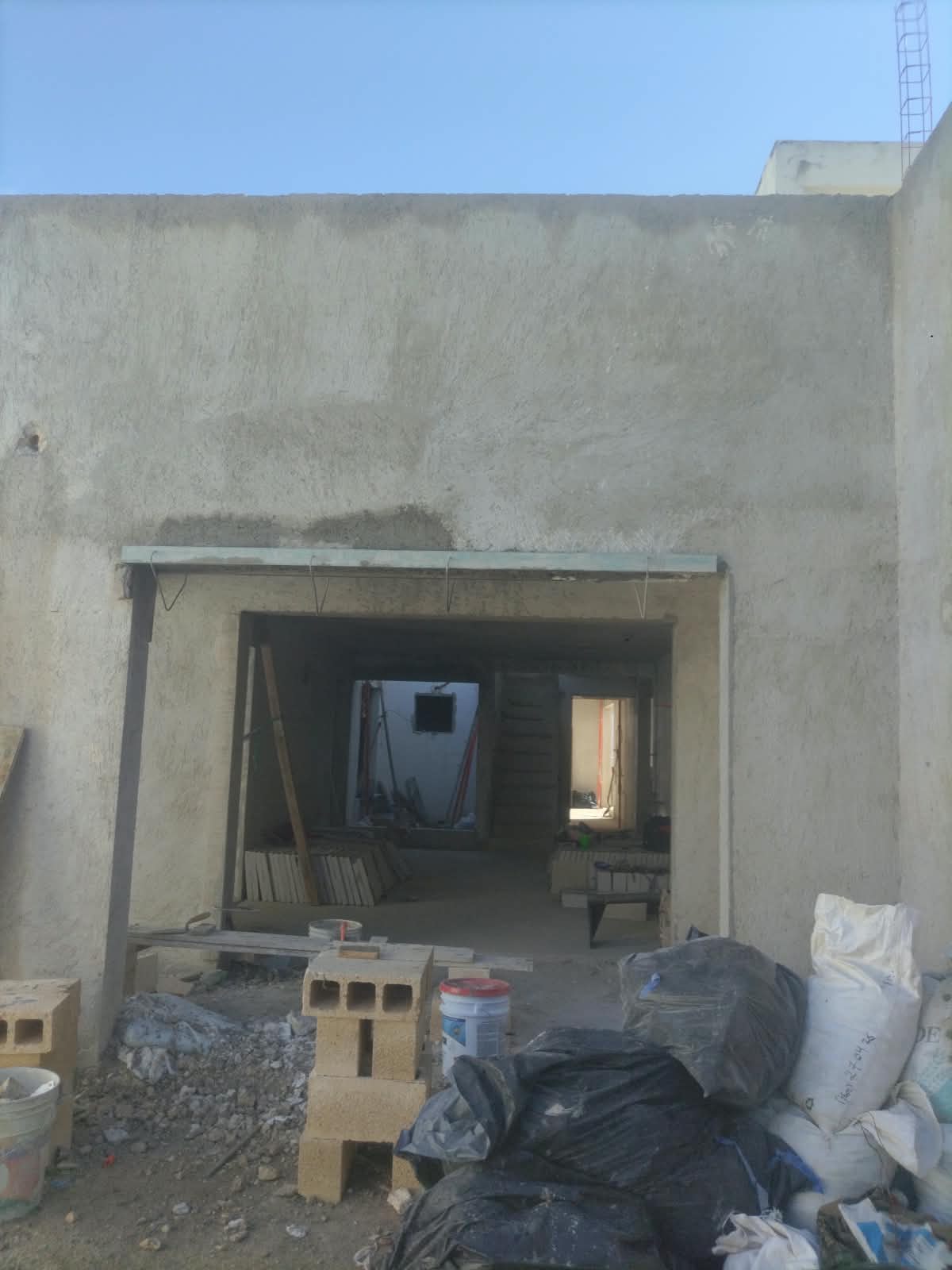 Acceso de vivienda residencial durante la etapa de acabados
