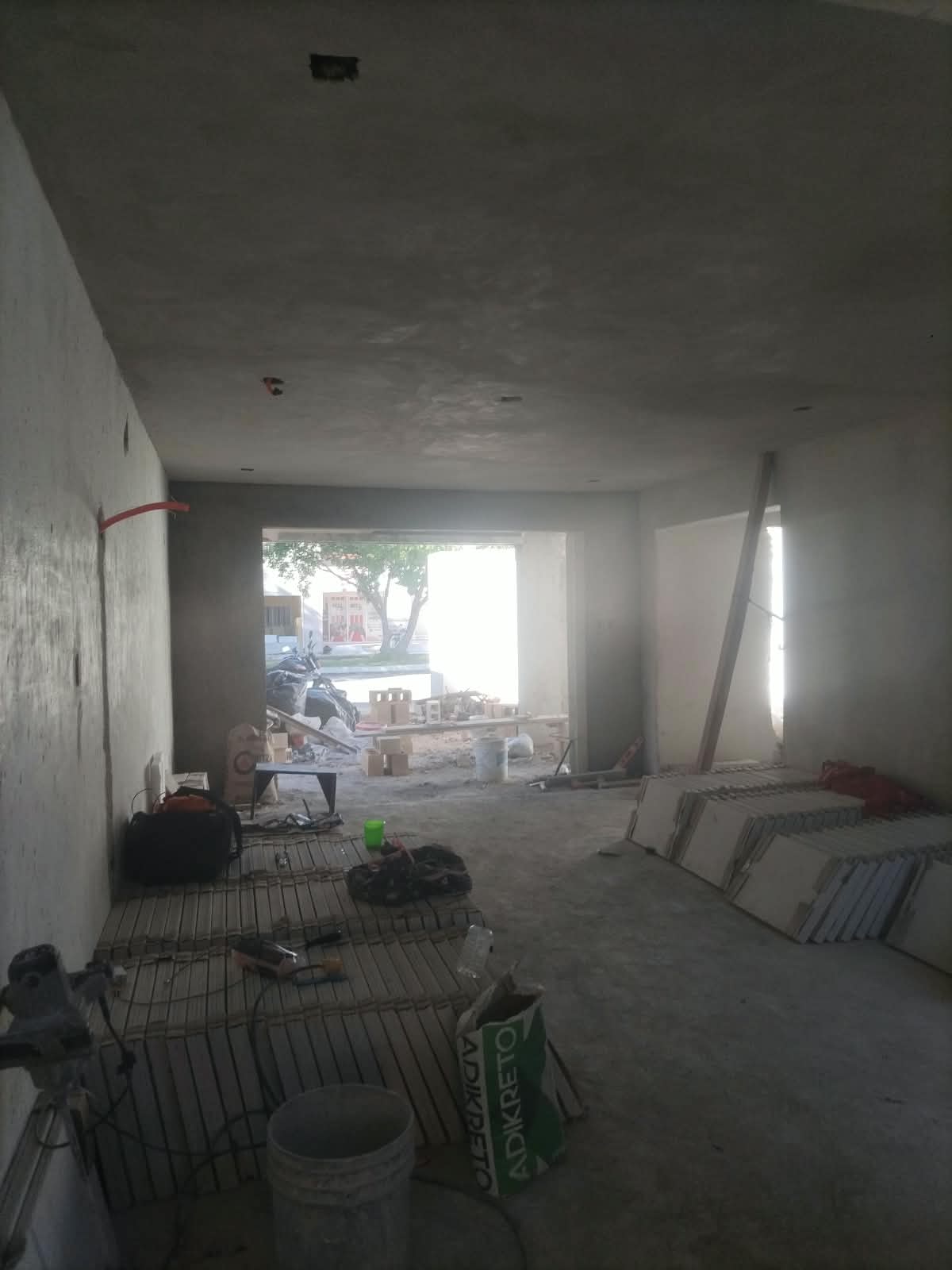 Área interior durante preparación de muros y pisos